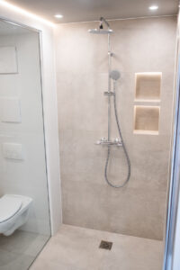 Wizualizacja nadmorskiego kompleksu apartamentowego z zielonymi dachami — inwestycja docelowa modułów.